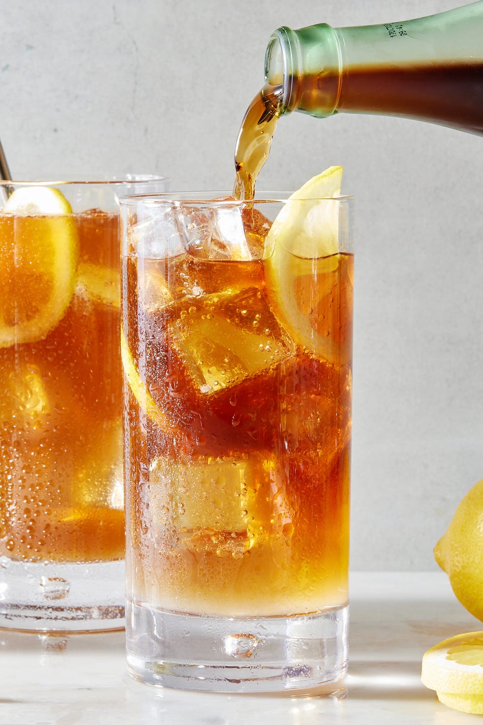 Thé glacé de Long Island cocktail de thé glacé Long Island avec des tranches de citron et une touche de coca cola