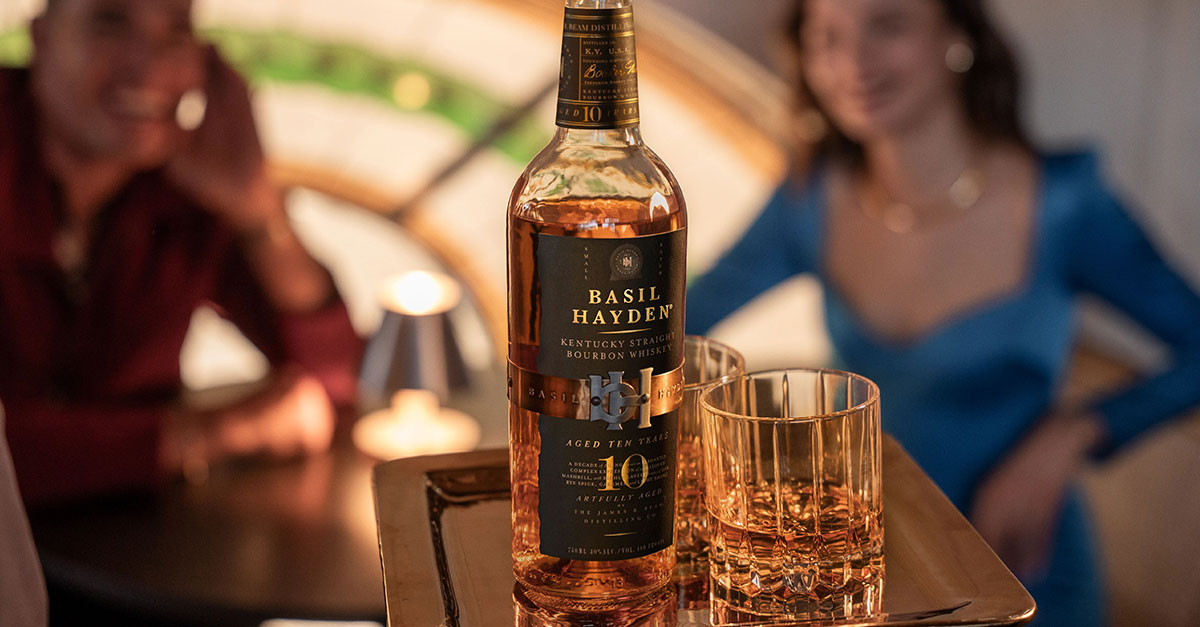 Le Bourbon Basil Hayden 10 ans revient définitivement sur les étagères avec un nouveau look