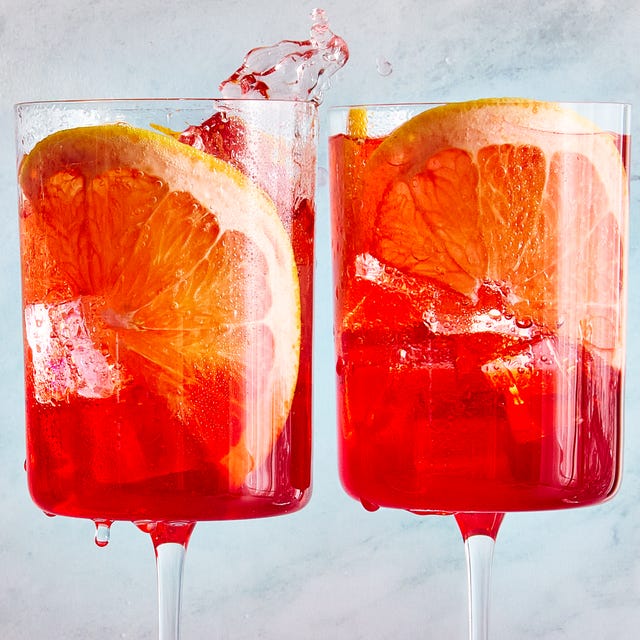 Campari Spritz avec des tranches d'orange