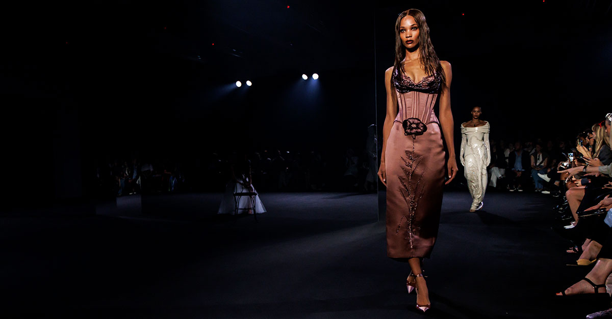 Une robe teinte en cabernet sauvignon fait ses débuts à la Fashion Week de New York