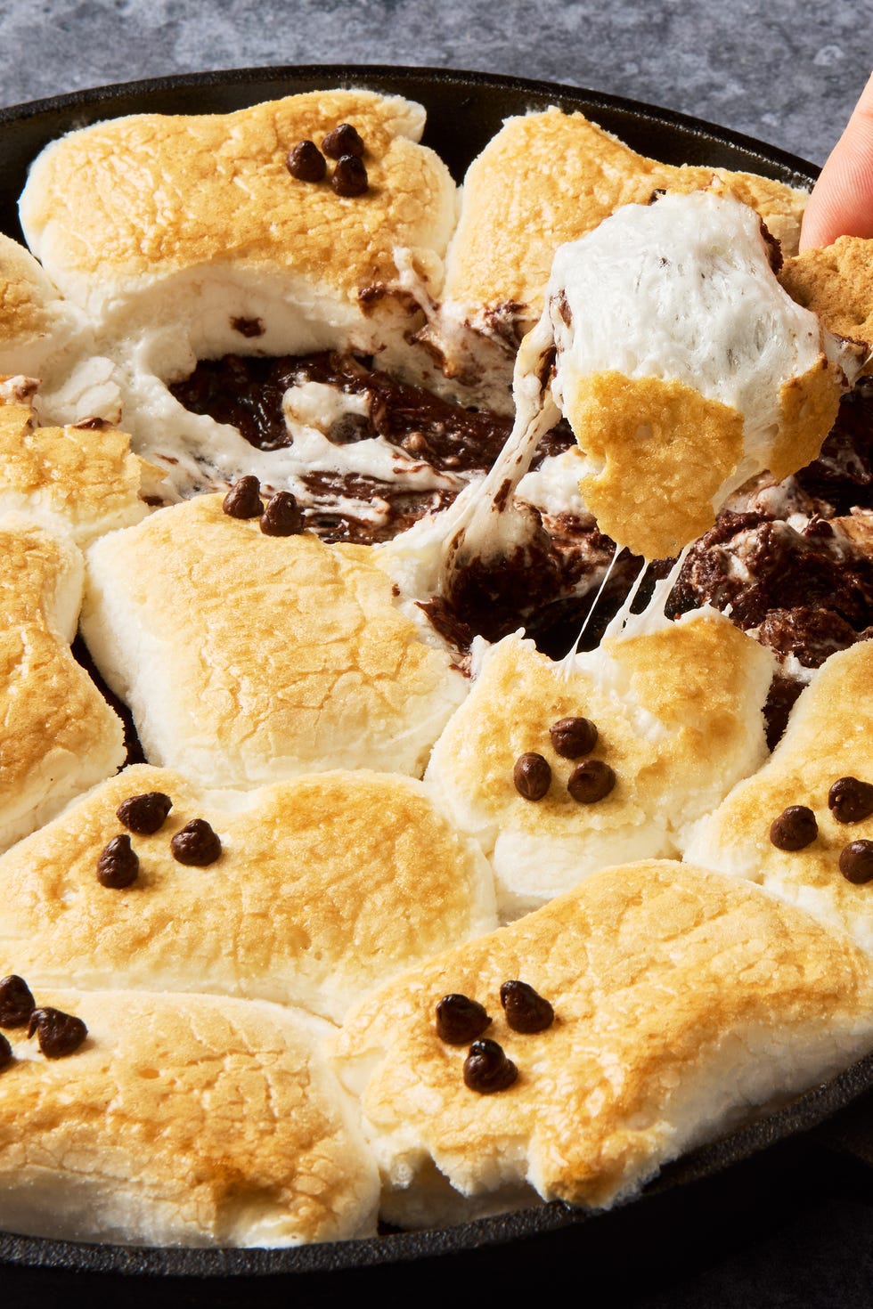 Trempette Ghost S'mores Trempette S'mores avec des guimauves fantômes sur le dessus, servie avec des biscuits Graham