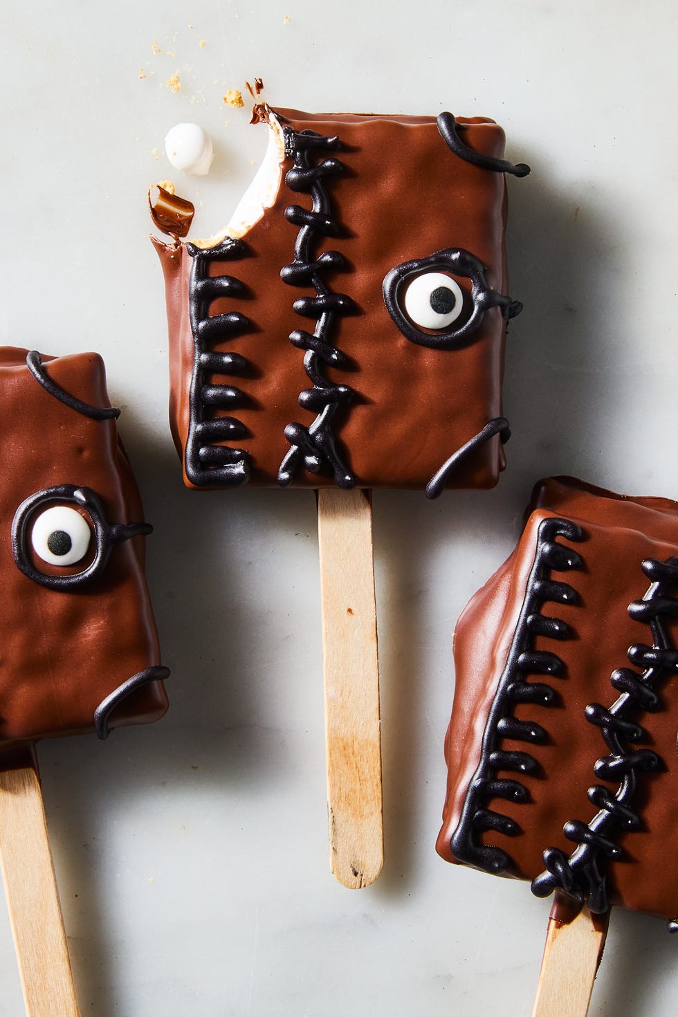 Hocus Pocus S'mores Pops sucettes au chocolat avec des yeux en forme de bonbon
