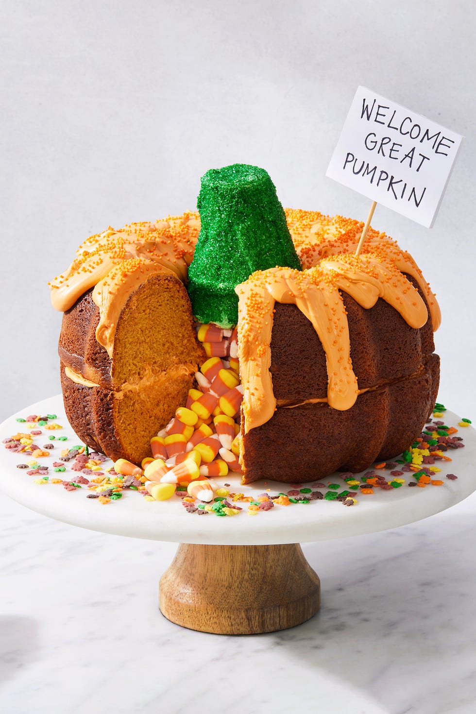 C'est le grand Bundt-kin, Charlie Brown deux gâteaux à la citrouille empilés les uns sur les autres, remplis de maïs sucré et décorés pour ressembler à une citrouille