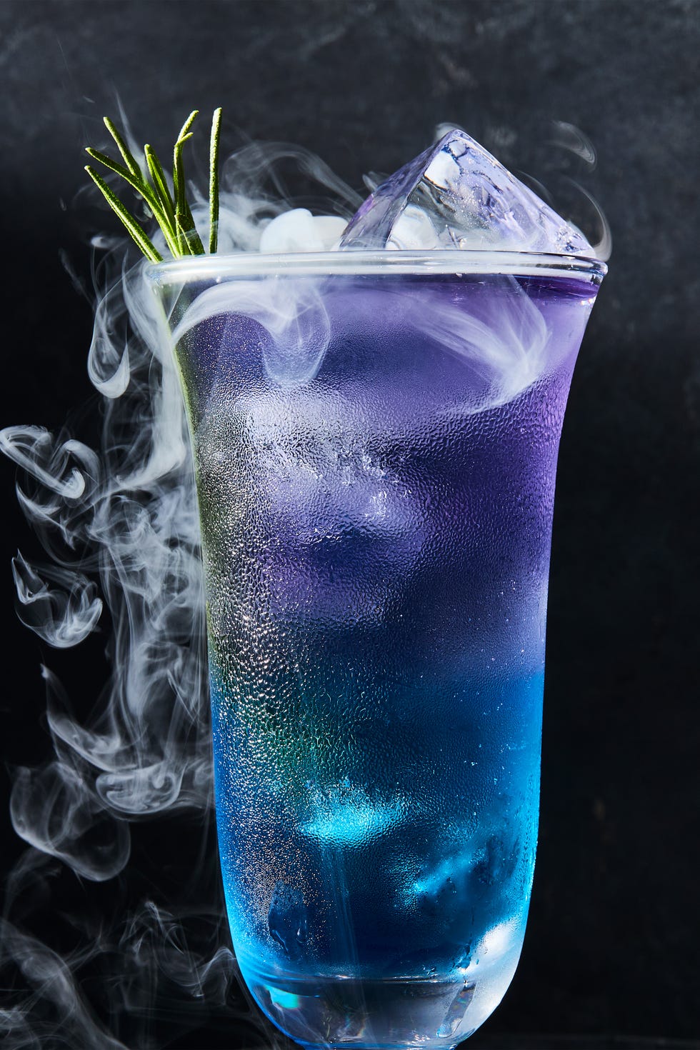 Les sorcières préparent de la limonade boisson en couches violettes et bleues au romarin