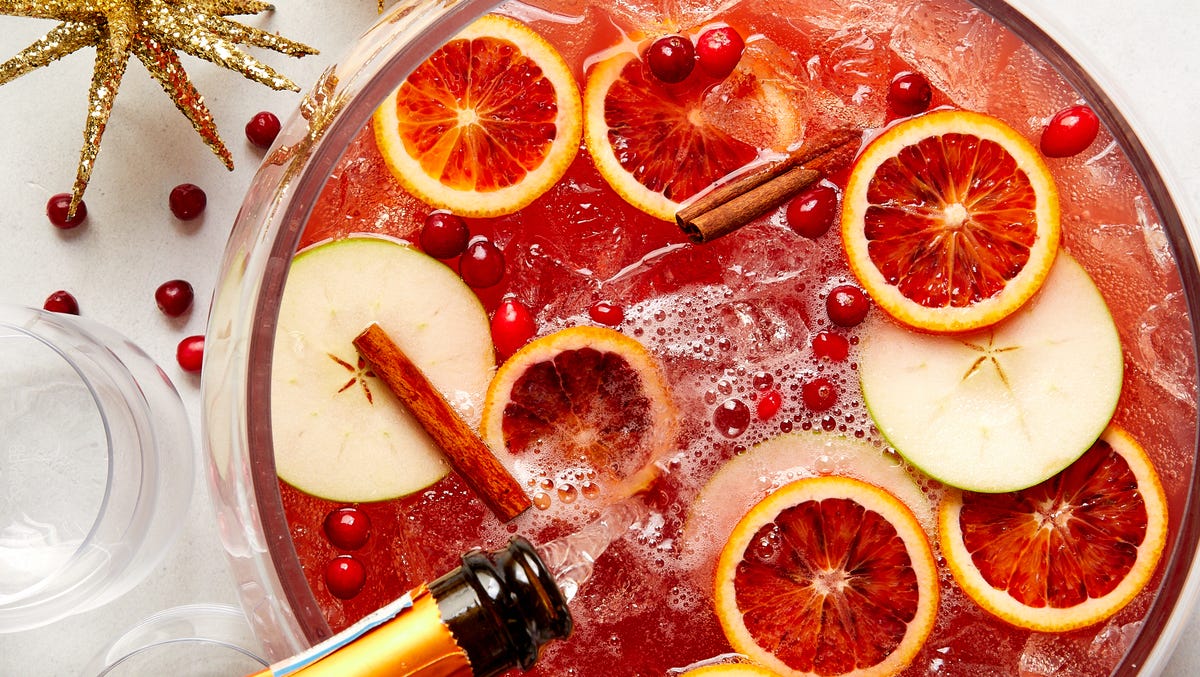 Image d’affiche du lecteur vidéo aperçu de Christmas Punch est le cocktail en grande quantité qui enlèvera une chose de votre liste de choses à faire pour les fêtes