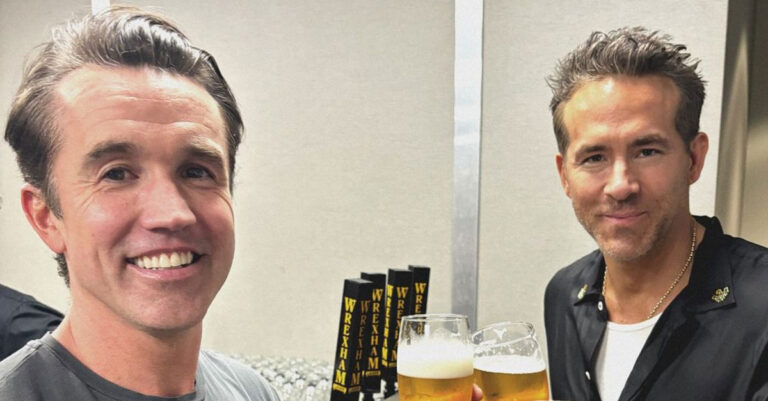 Ryan Reynolds et Rob McElhenney acquièrent la brasserie historique Wrexham Lager

