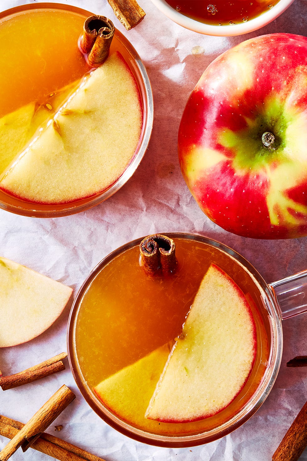 Grog chaud au cidre de pomme cidre de pomme chaud avec une garniture de pomme et un bâton de cannelle