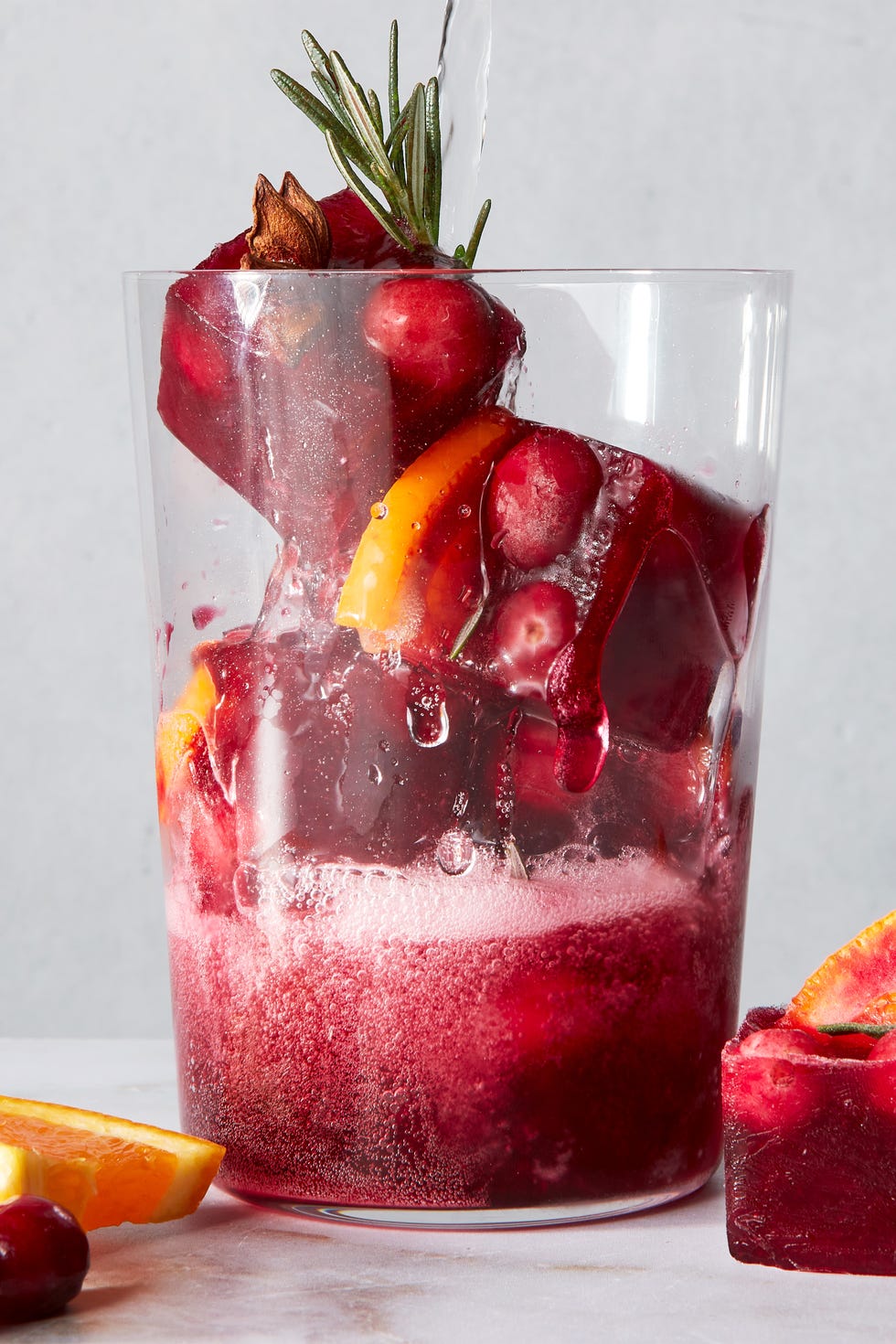 Préparez à l'avance des glaçons dans un bol à punch des Fêtes glaçons rouges surgelés avec tranches d'orange et épices