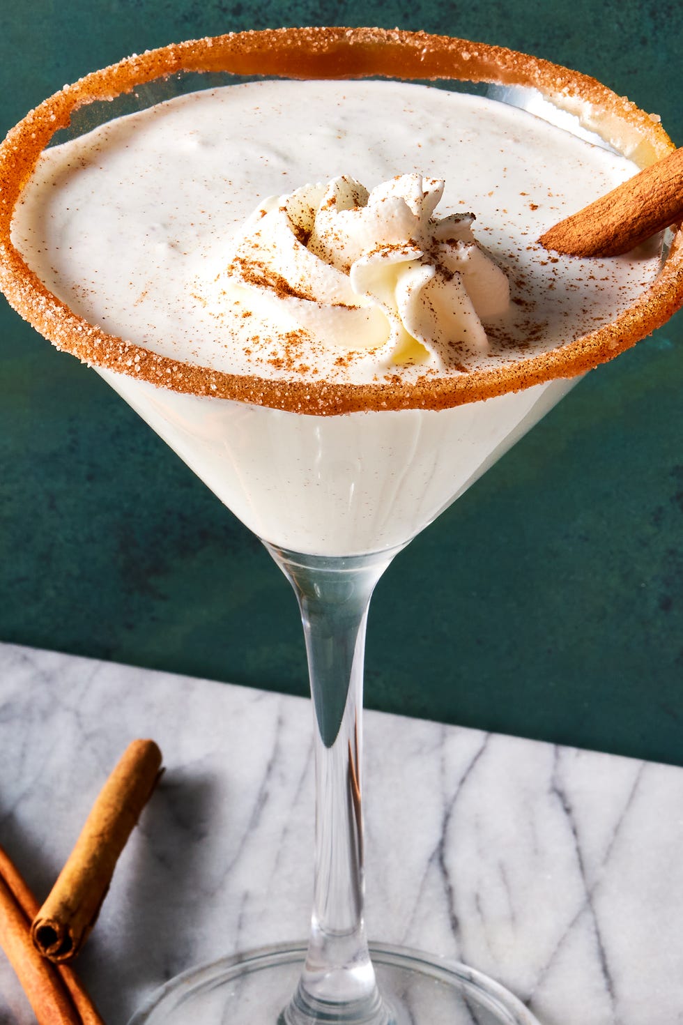 Martini Snickerdoodle au caramel Martini Snickerdoodle au caramel avec bord caramel, crème fouettée et cannelle