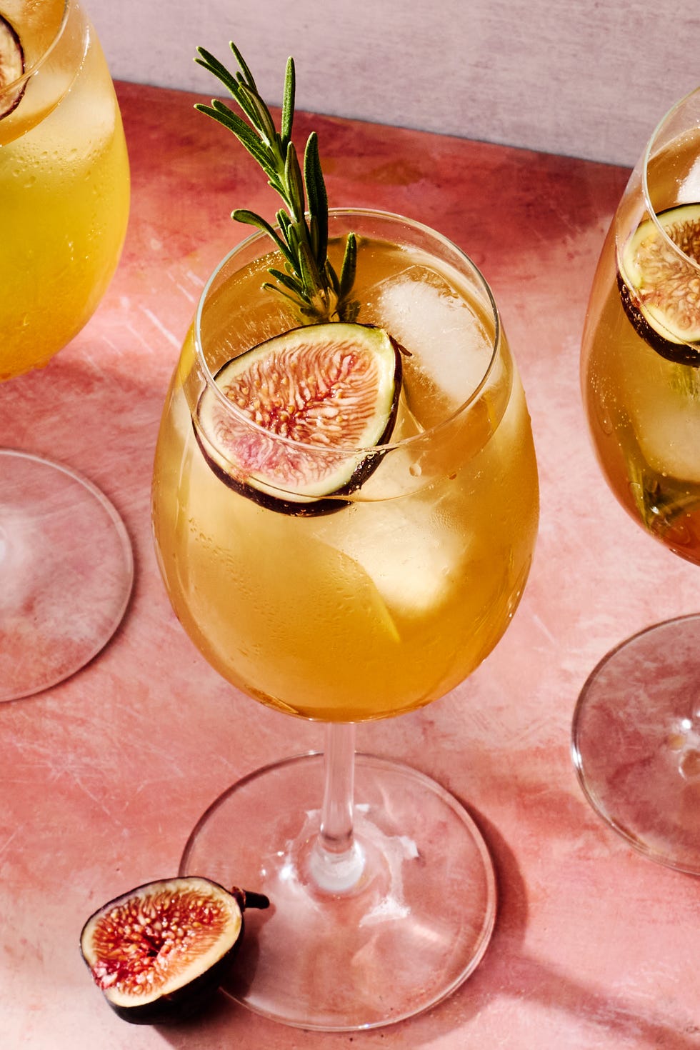 Spritz aux figues cocktail spritz aux figues avec une garniture de figues et de romarin