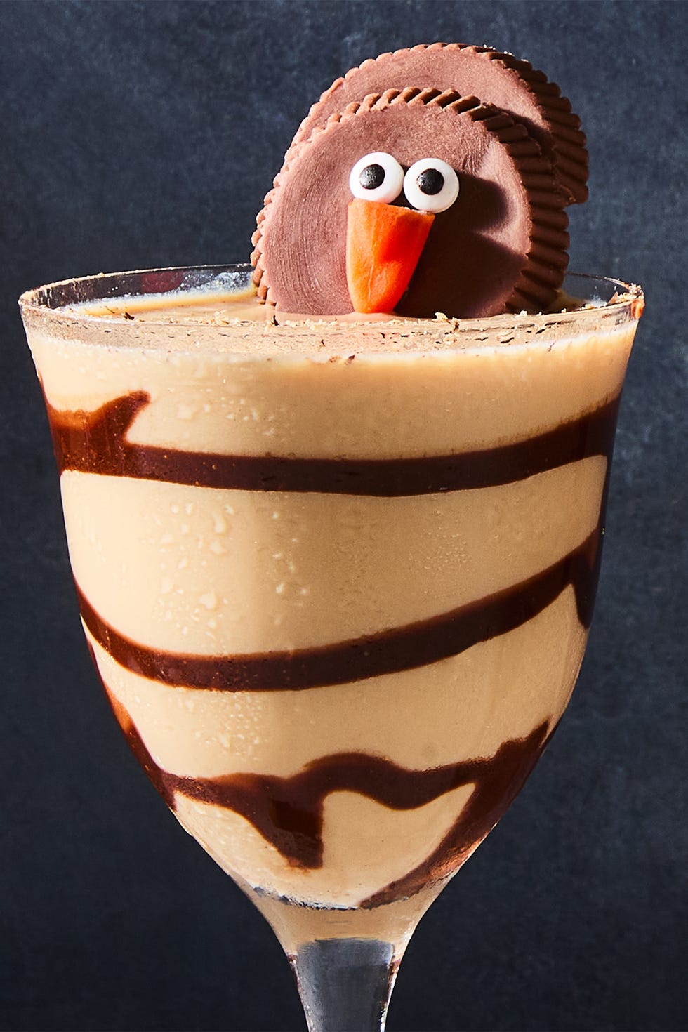 Dindetini cocktail crémeux garni d'une dinde en forme de coupe de reese