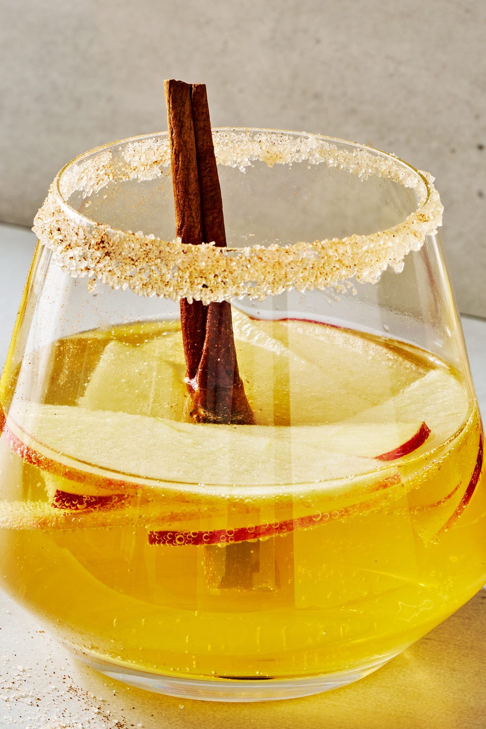 Sangria pétillante au cidre de pomme Sangria pétillante au cidre de pomme avec tranches de pomme et bâtons de cannelle