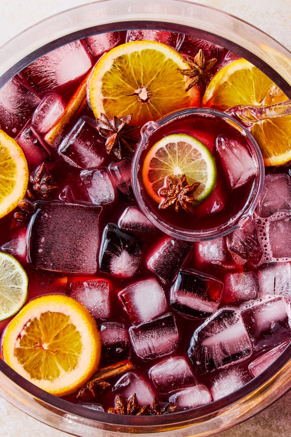 Kalimotxo Cola Punch punch au cola et au vin rouge avec des tranches d'orange et de citron vert