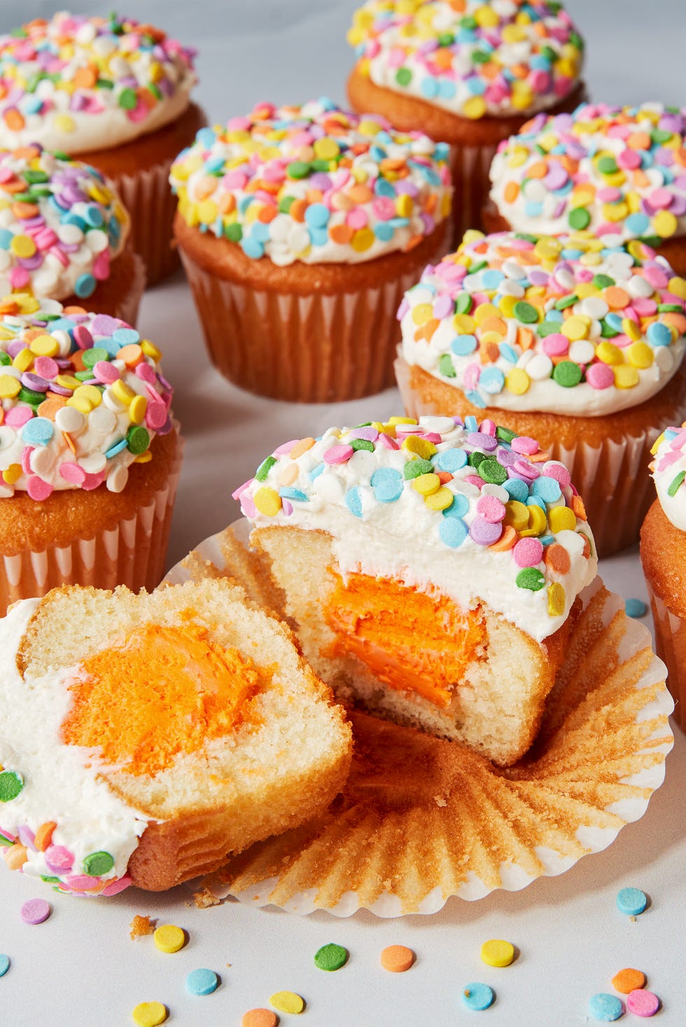 cupcakes à la vanille avec une garniture colorée et des pépites