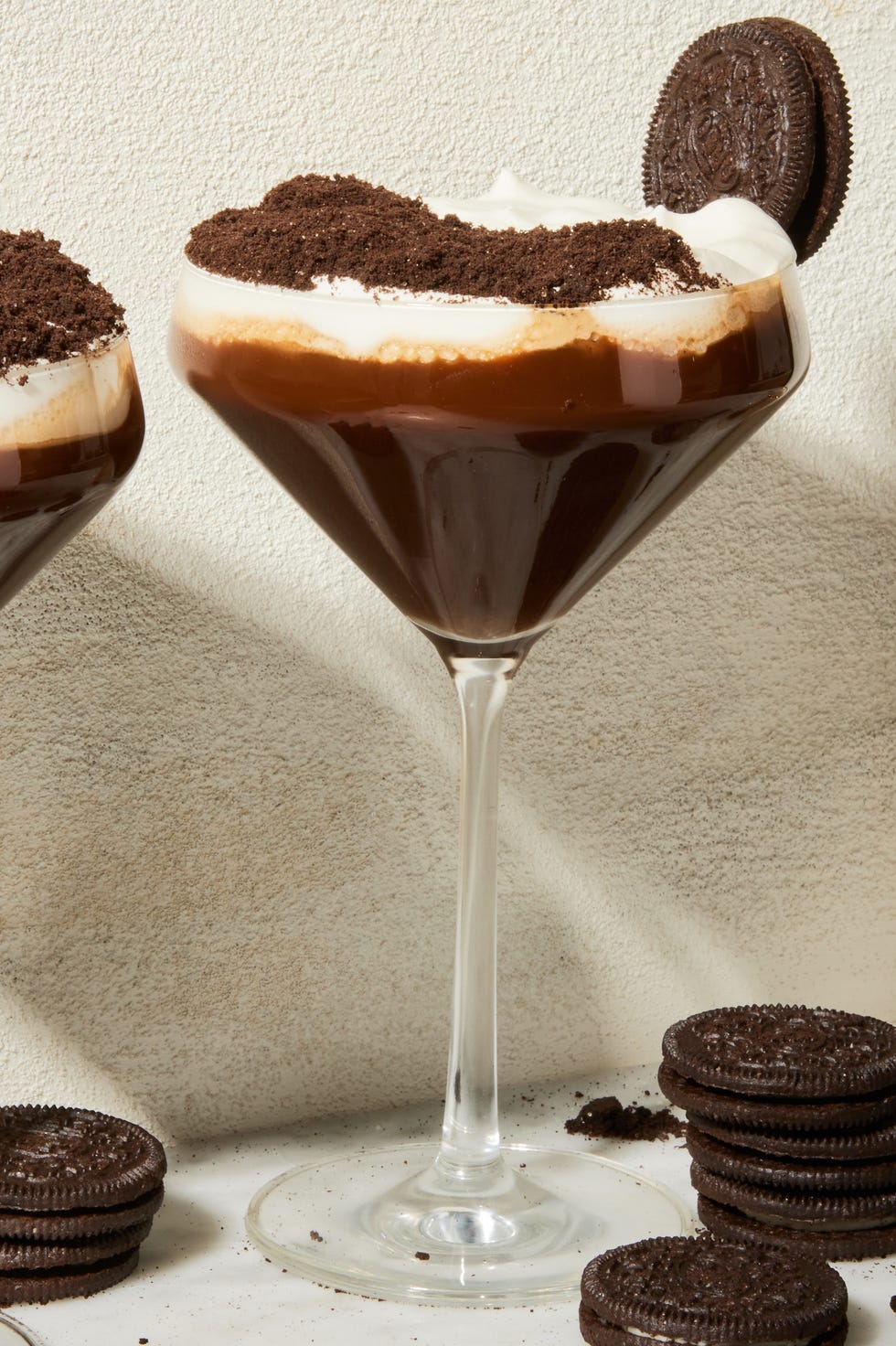 Mocktail expresso moka croquant Cocktail sans alcool expresso moka crunch dans un verre à martini avec une garniture à la crème fouettée et au chocolat et une garniture oreo