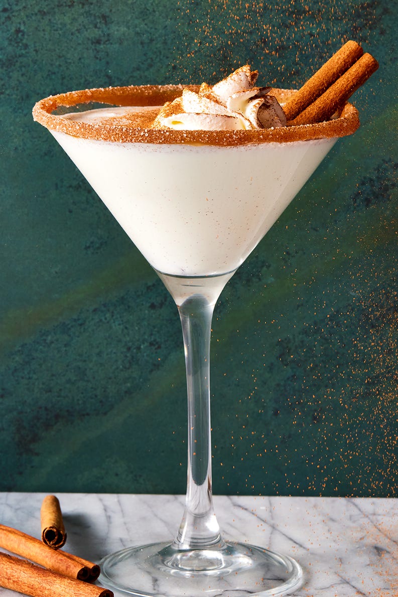 Martini Snickerdoodle au caramel Martini Snickerdoodle au caramel avec bord caramel, crème fouettée et cannelle