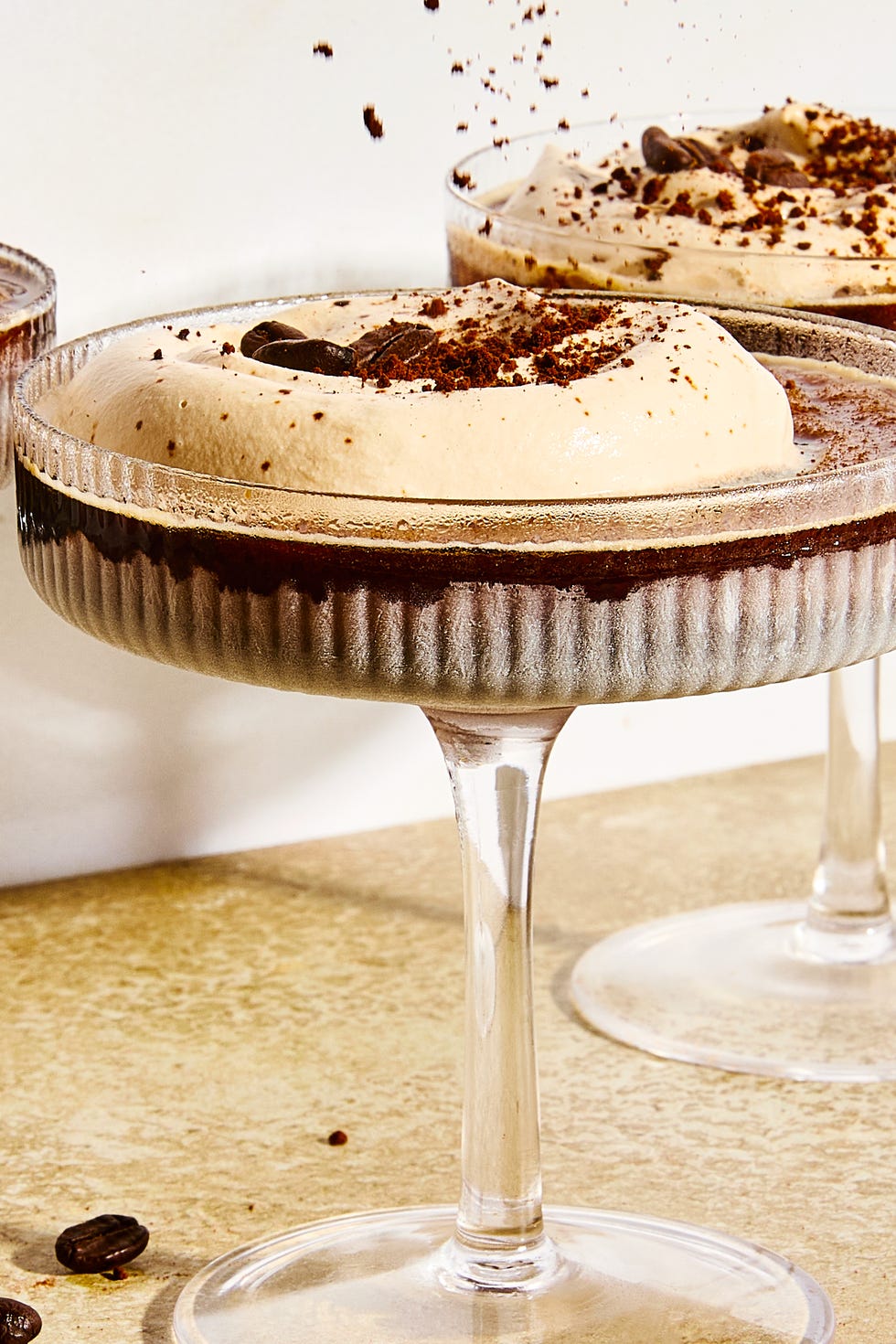 Martini expresso glacé martini expresso surgelé avec mousse et grains de café sur le dessus