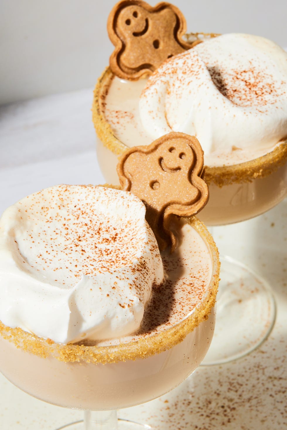 Martini au pain d'épices Martini au pain d'épices avec crème fouettée, cannelle et pain d'épices