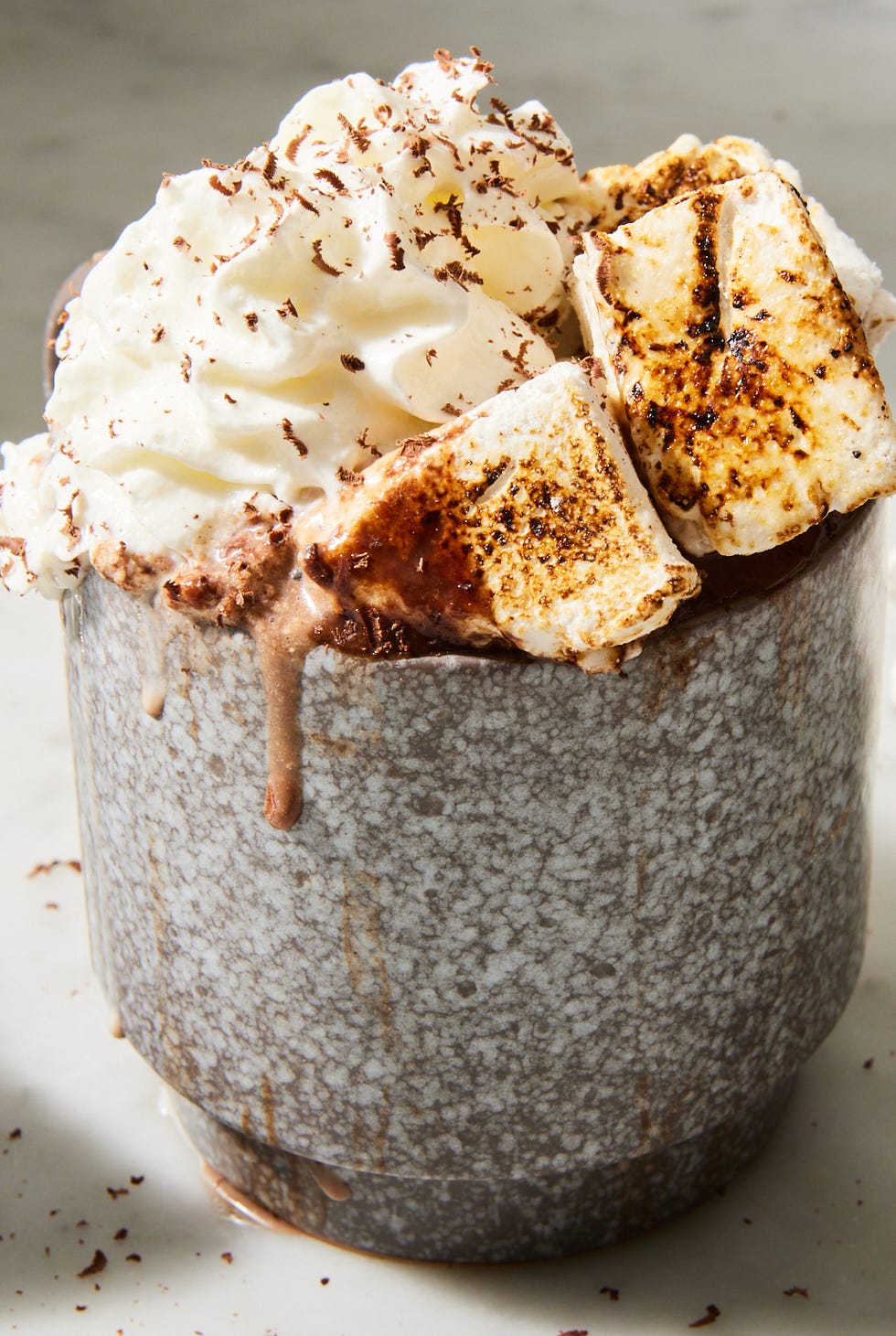 Chocolat chaud enrichi chocolat chaud enrichi avec guimauves kahlua et crème fouettée