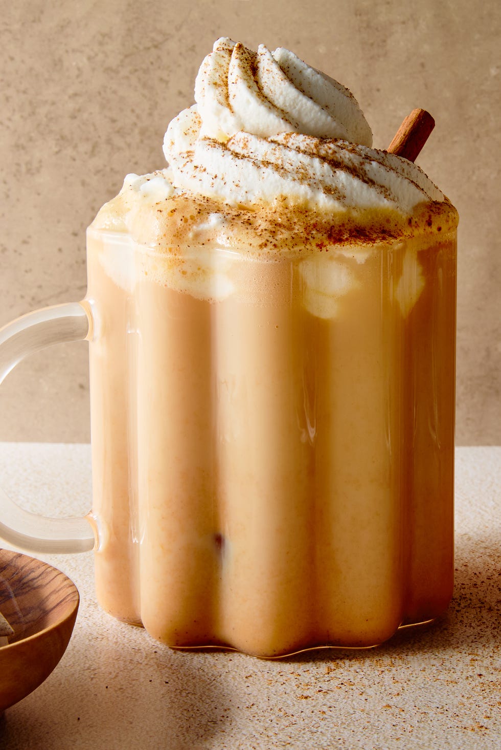 Chai Latte à la citrouille épicée Chai fraîchement infusé, agrémenté d'un shot de whisky et mélangé avec du lait, de la purée de citrouille et de la cannelle, puis garni de crème fouettée