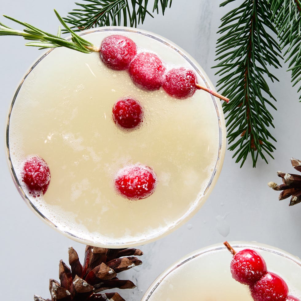 cocktail blanc garni de canneberges sucrées et de romarin