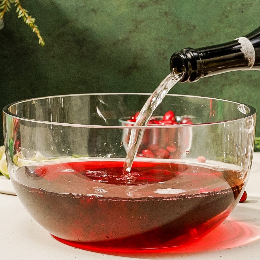 Jus de Jingle punch rouge des Fêtes garni de canneberges et de citron vert