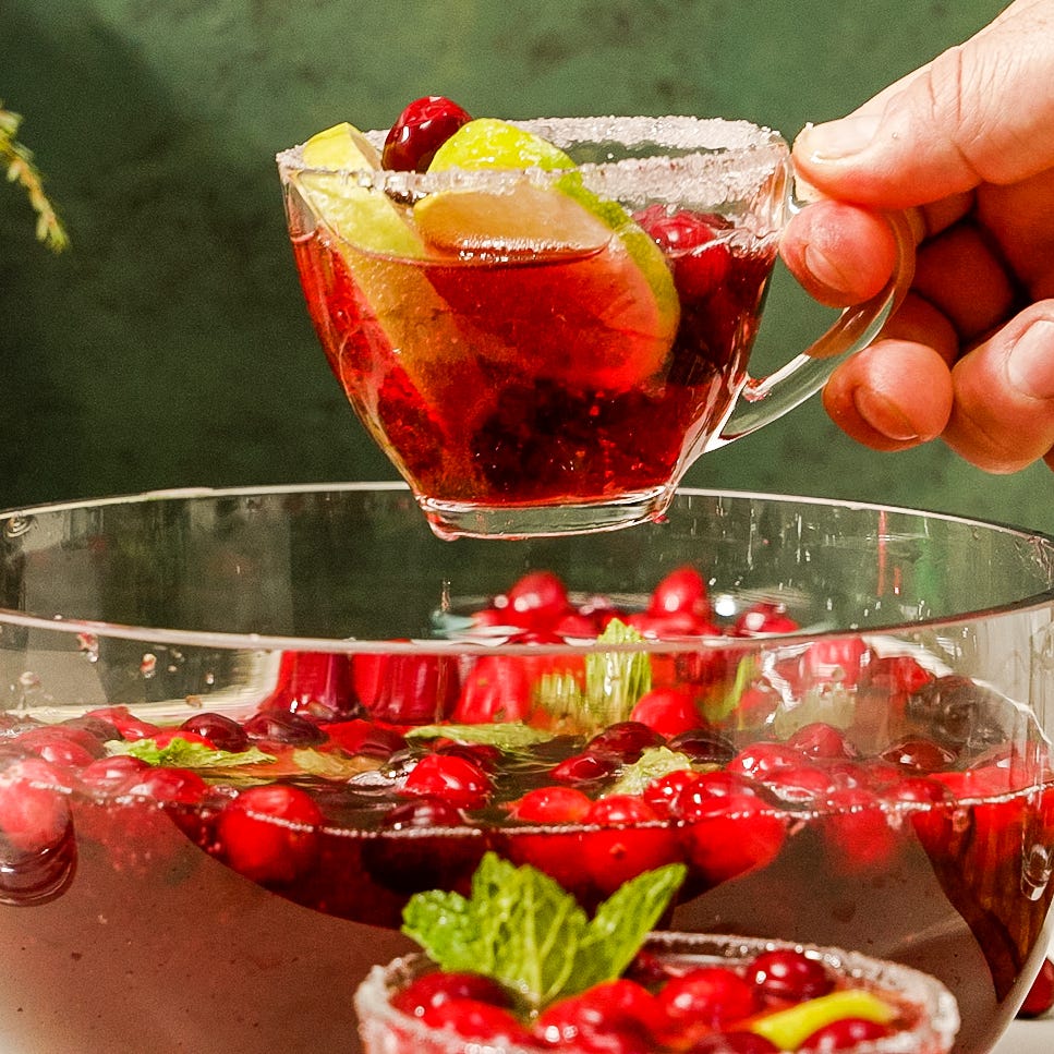Jus de Jingle punch rouge des Fêtes garni de canneberges et de citron vert