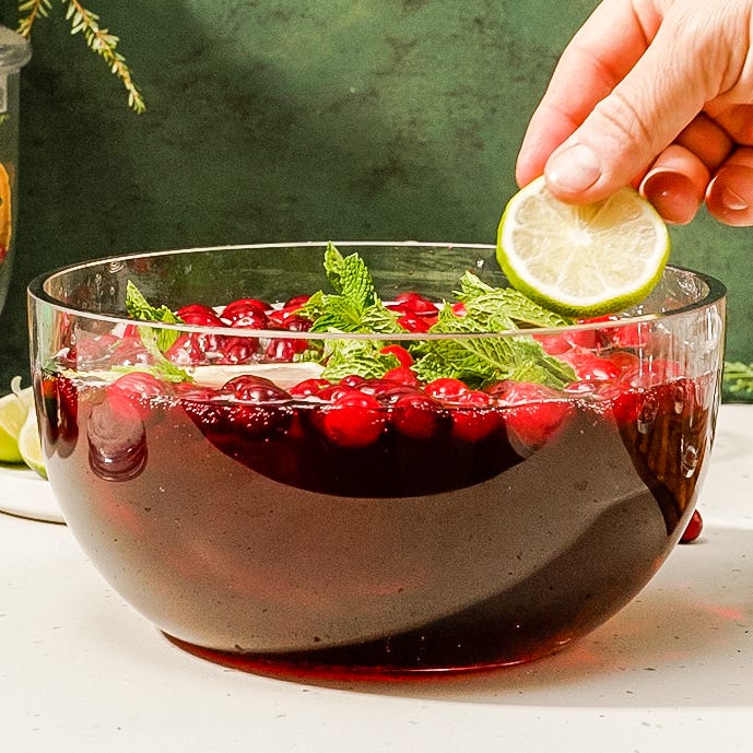 Jus de Jingle punch rouge des Fêtes garni de canneberges et de citron vert