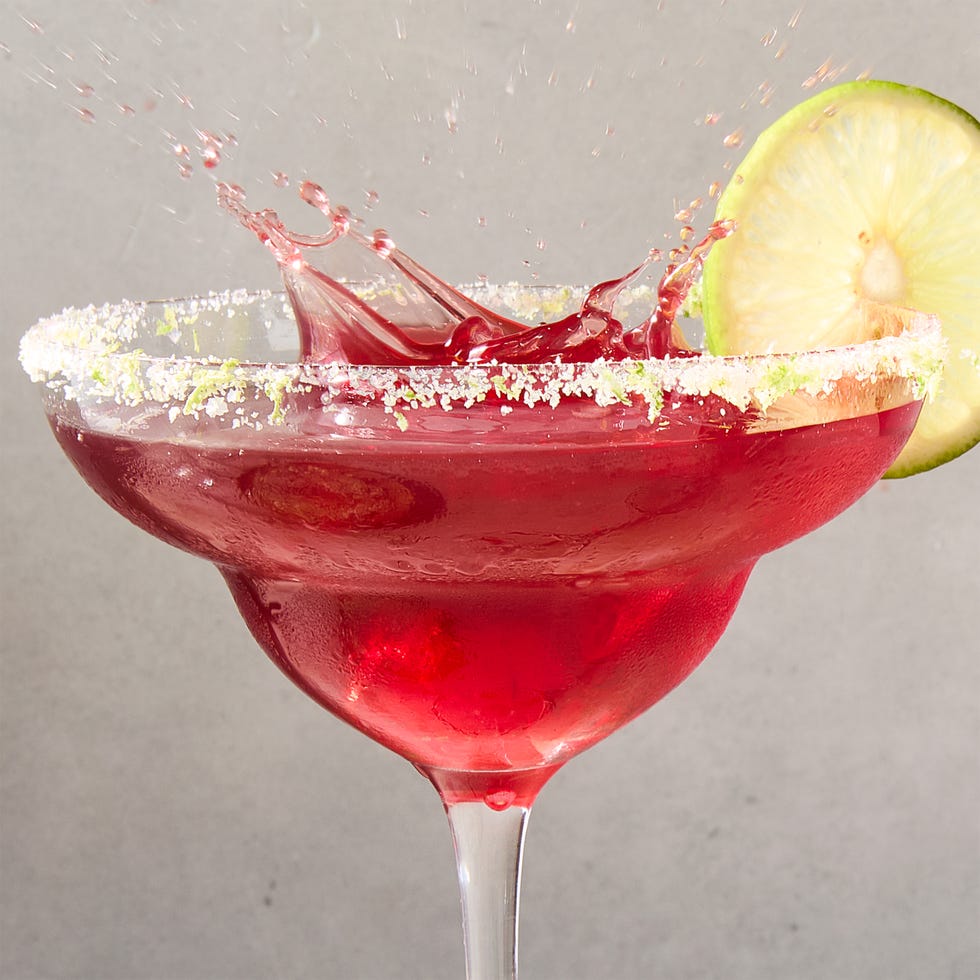 margarita cerise-lime avec bord de citron vert et garniture de cerise et citron vert