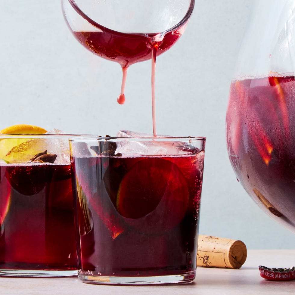 Kalimotxo Cola Punch punch au cola et au vin rouge avec des tranches d'orange et de citron vert