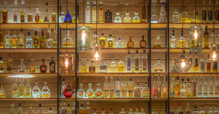 Premier ordre du jour de Trump : des tarifs douaniers de 25 % sur la tequila et le whisky canadien

