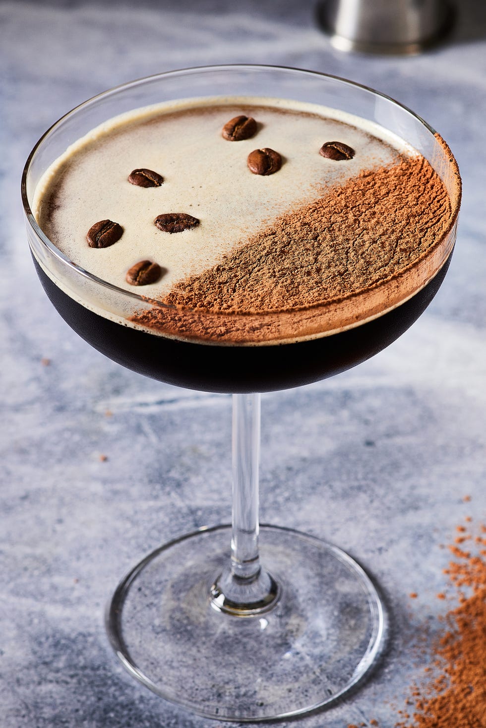 Expresso-Martini expresso martini dans un verre coupé garni de poudre d'espresso et de grains de café