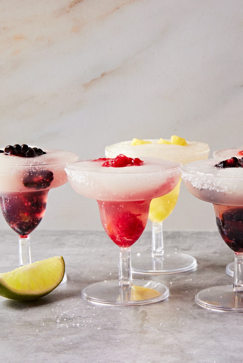 Margarita Slushy Shots margaritas fondantes aux mûres, framboises, ananas et fraises dans des verres à shot de style margarita