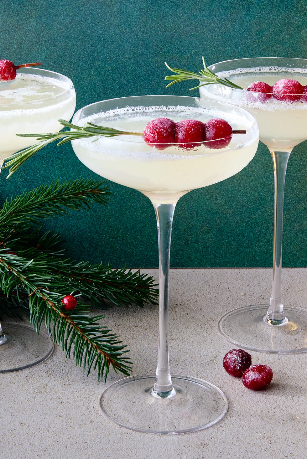 Cosmo aux canneberges blanches cocktail blanc garni de canneberges sucrées et de romarin