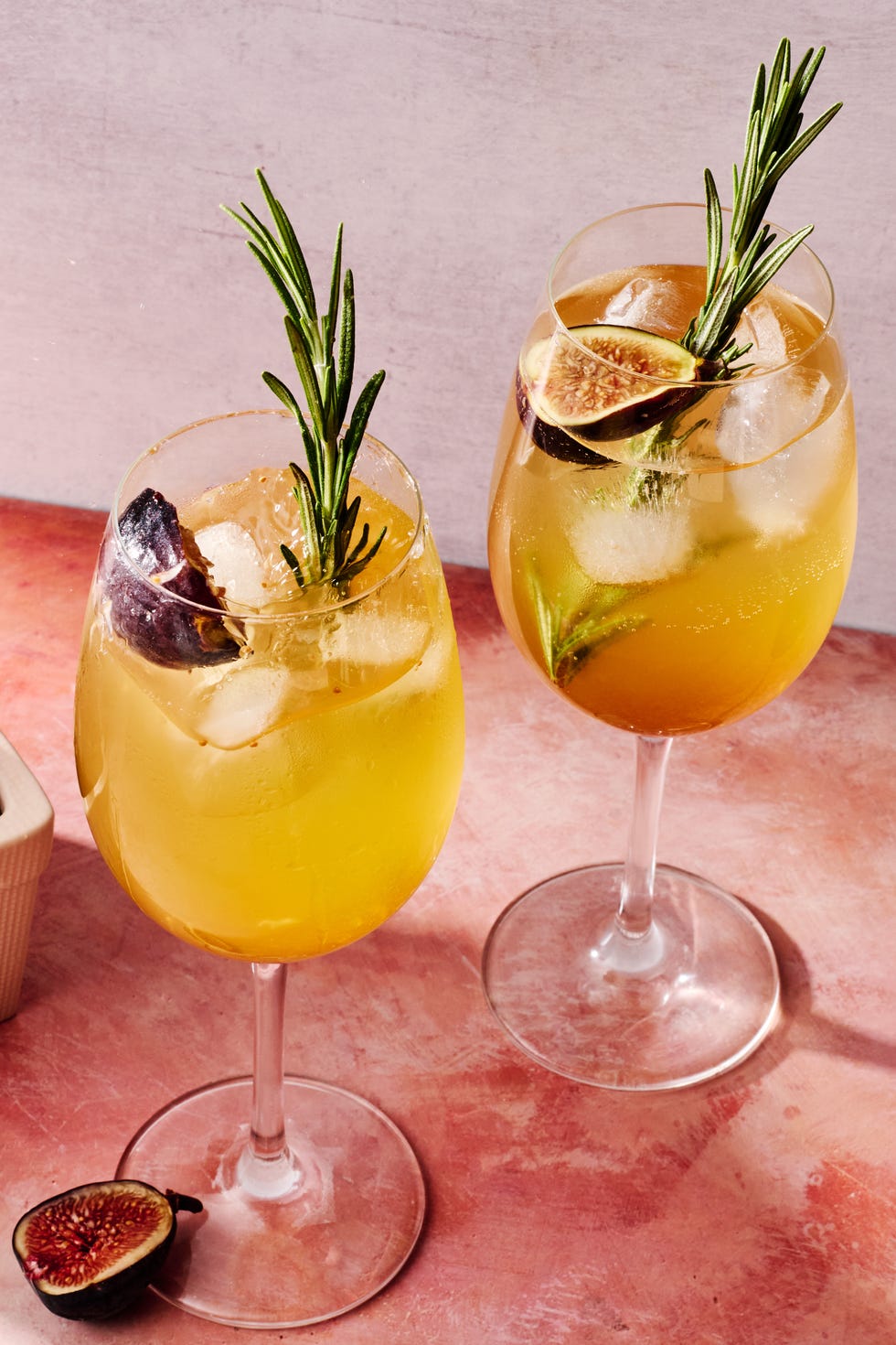 Spritz aux figues cocktail spritz aux figues avec une garniture de figues et de romarin