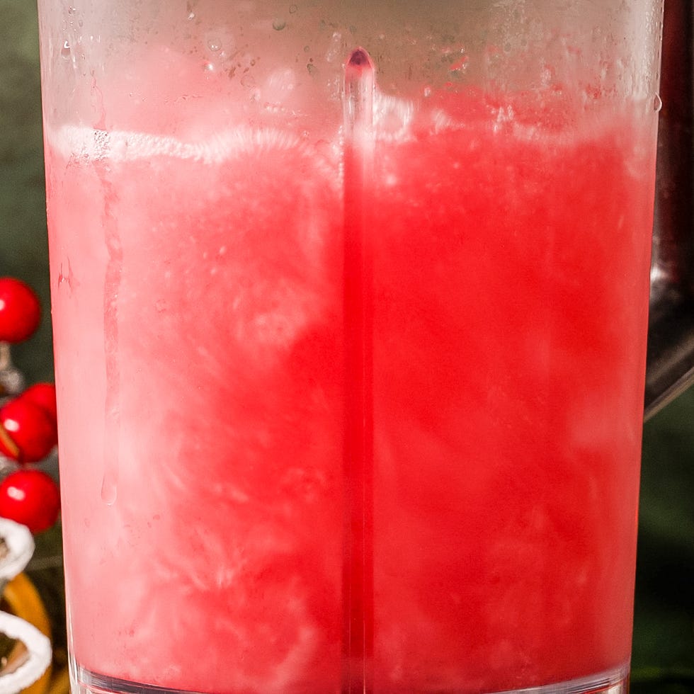boisson rouge givrée dans un pichet avec condensation