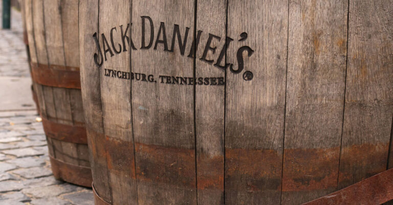 Brown-Forman supprime 12 % de ses effectifs et ferme la tonnellerie de Louisville

