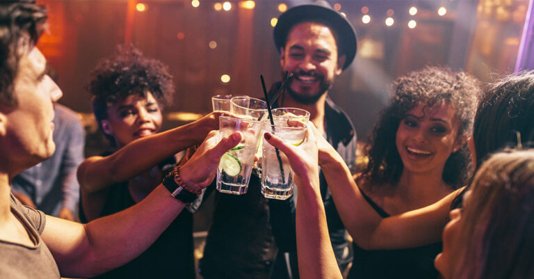 Le chirurgien général américain demande des mises en garde contre le cancer sur les étiquettes d'alcool

