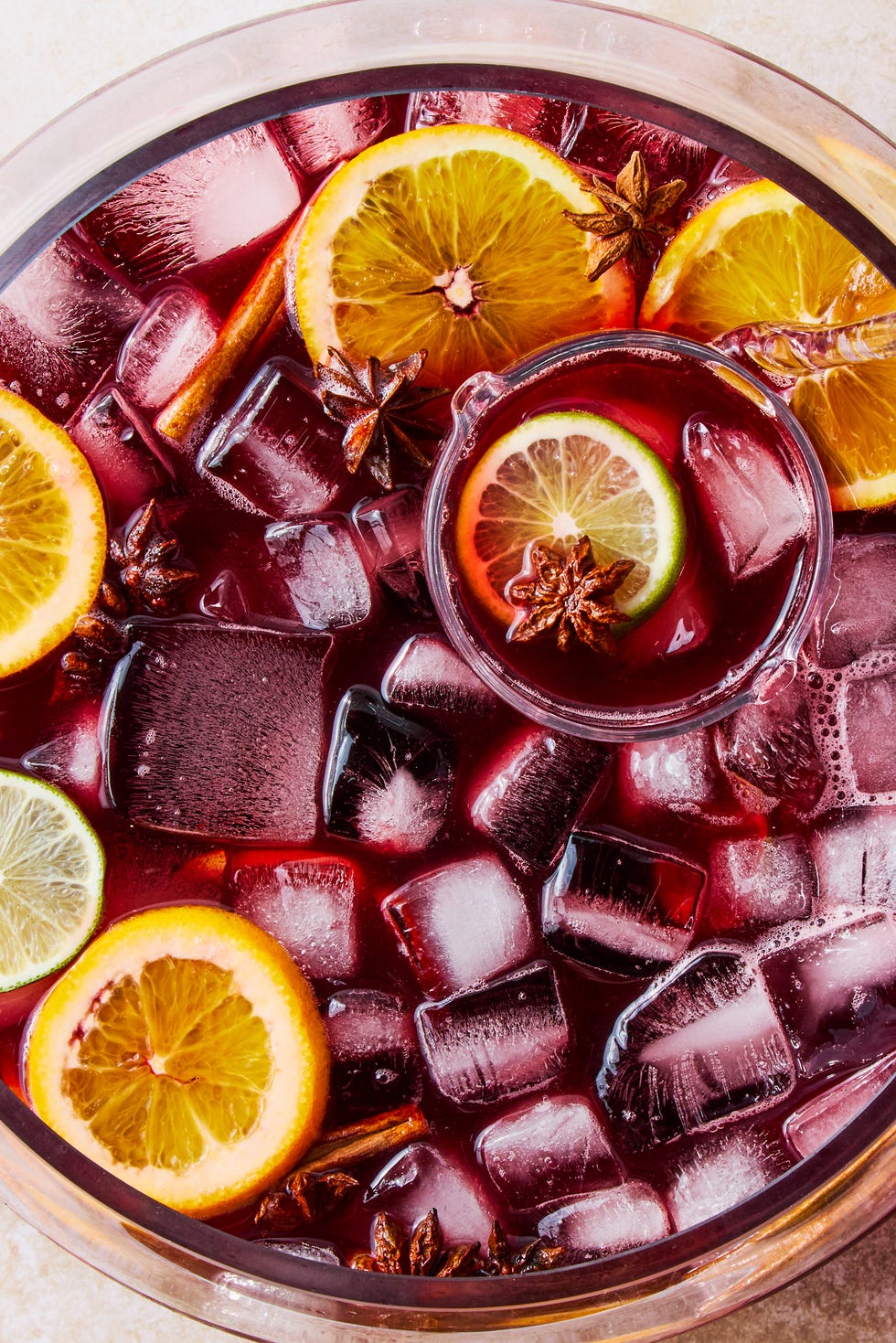 Kalimotxo Cola Punch punch au cola et au vin rouge avec des tranches d'orange et de citron vert