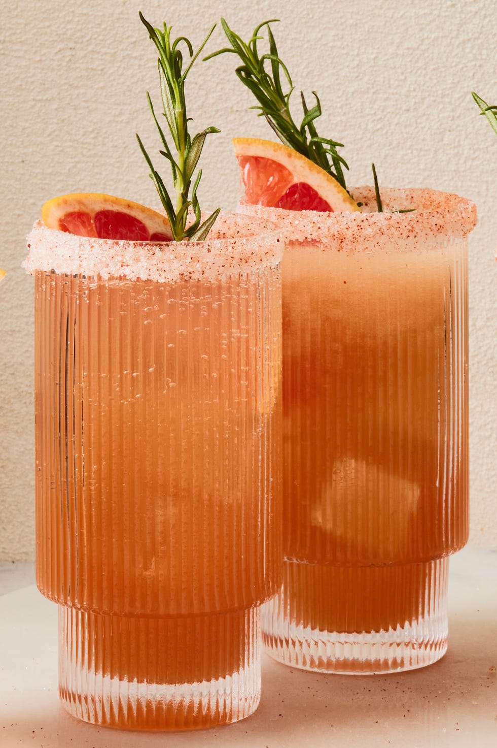 Spritz sans alcool au pamplemousse et au romarin spritz de cocktail sans alcool au pamplemousse et au romarin garni de tranches de pamplemousse et de brins de romarin