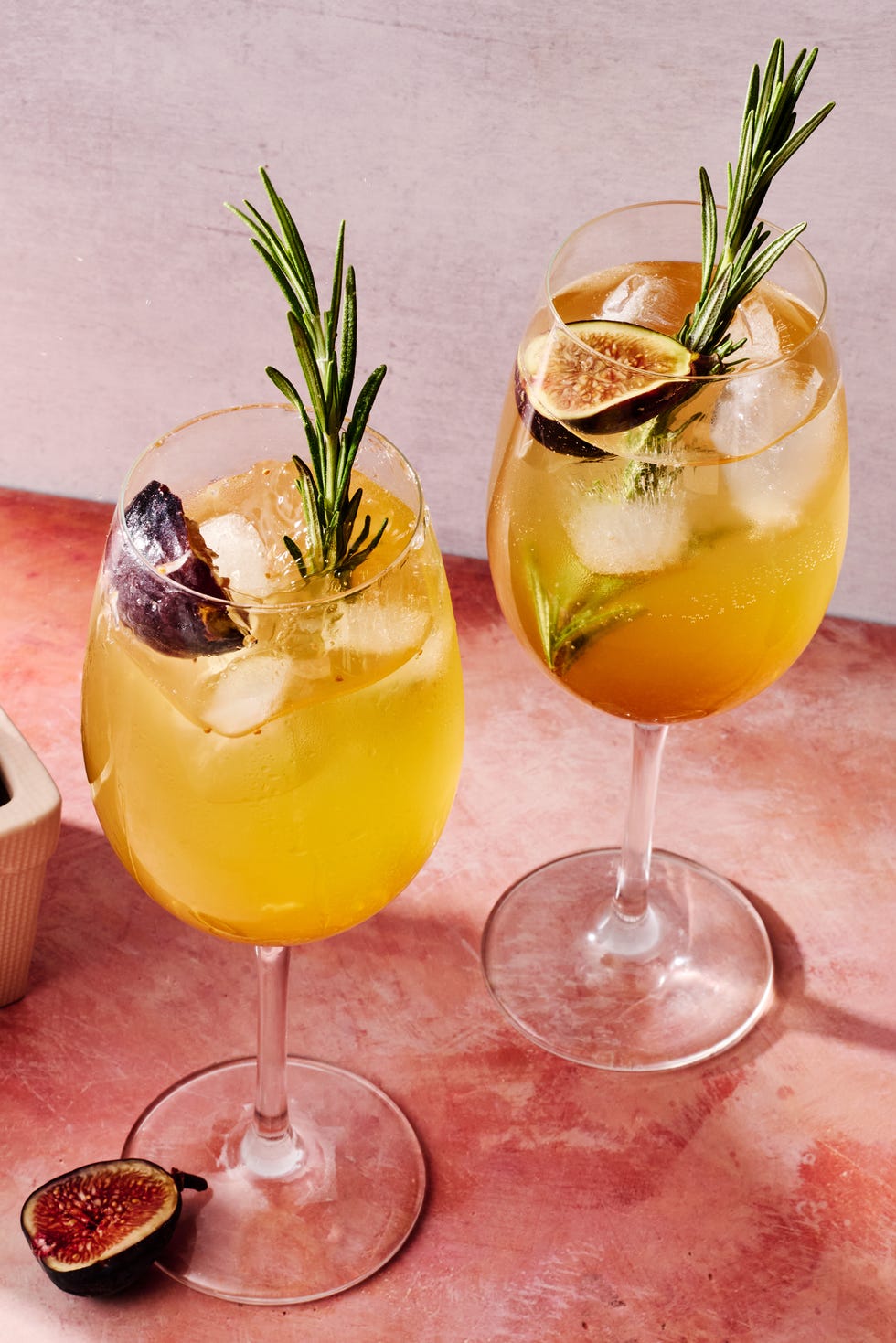 Spritz aux figues cocktail spritz aux figues avec une garniture de figues et de romarin