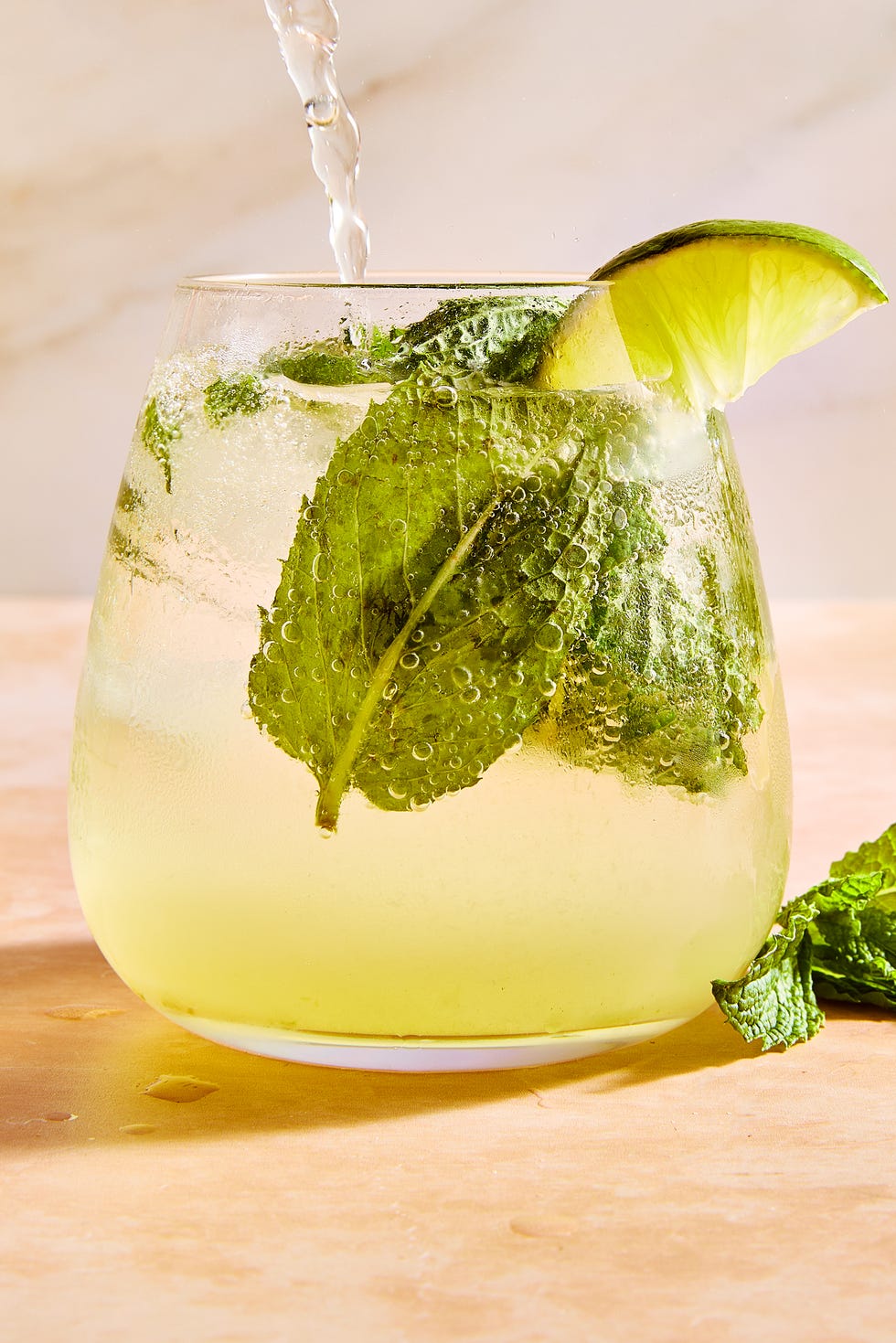 Hugo Spritz Avec des bulles florales et fruitées de Saint-Germain, de citron vert frais, de menthe et de prosecco, c'est l'alternative croustillante parfaite aux boissons plus lourdes.