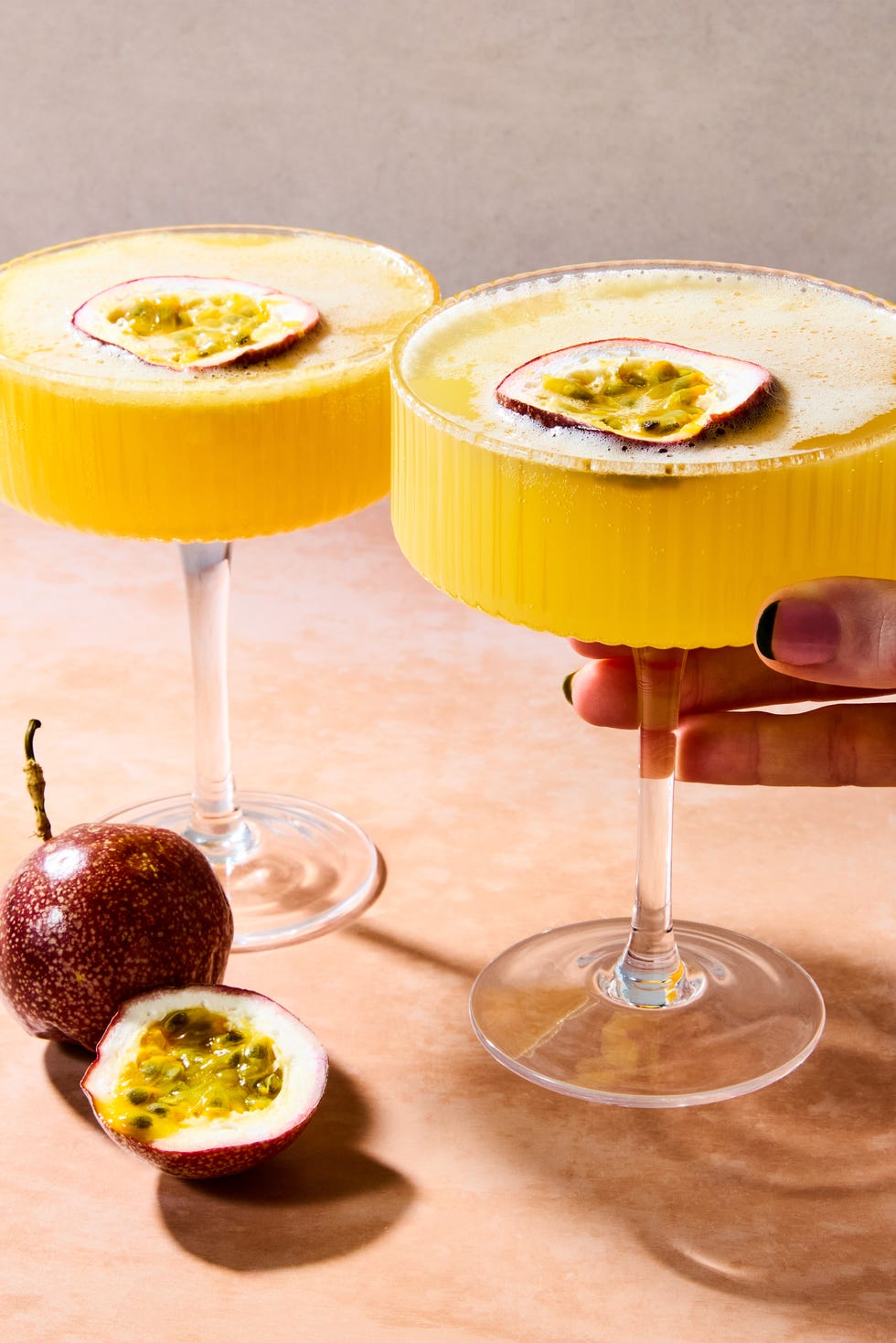 La star du porno moqueuse Tini cocktail sans alcool aux fruits de la passion garni d'une moitié de fruit de la passion