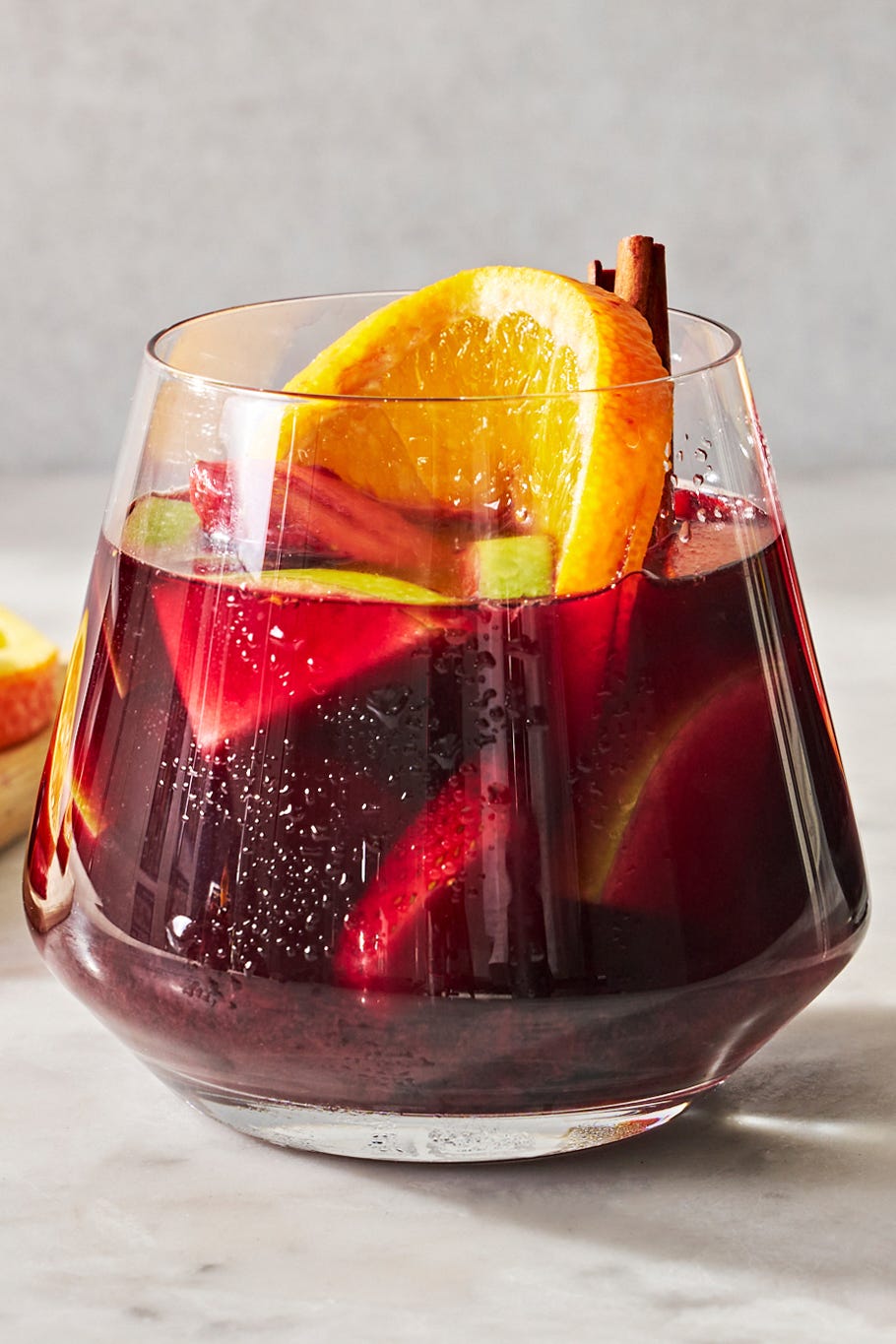Sangria rouge sangria rouge aux fruits et bâtons de cannelle