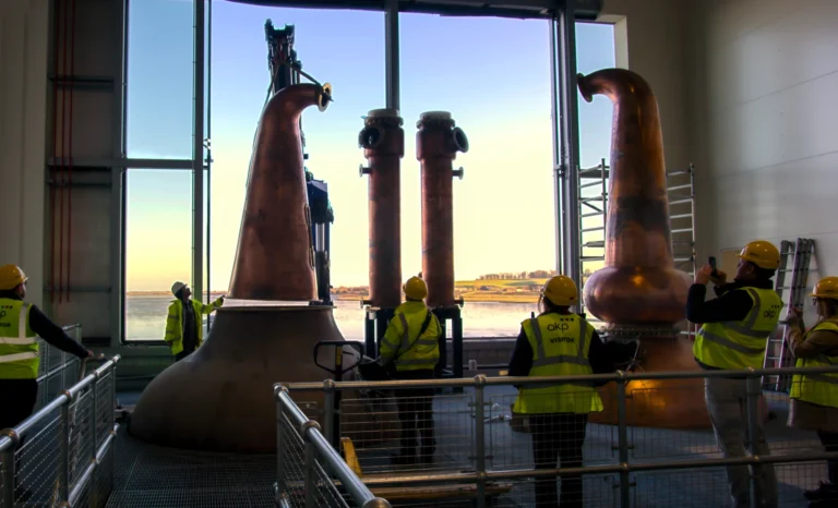 "Une occasion mémorable" : des alambics installés dans la nouvelle distillerie Eden Mill
