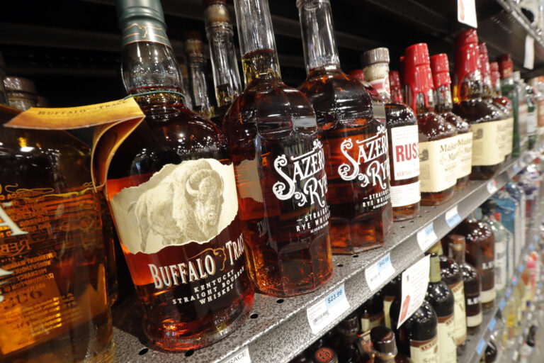 Les ventes d'alcool aux États-Unis au Canada pour s'arrêter grâce aux tarifs Trump
