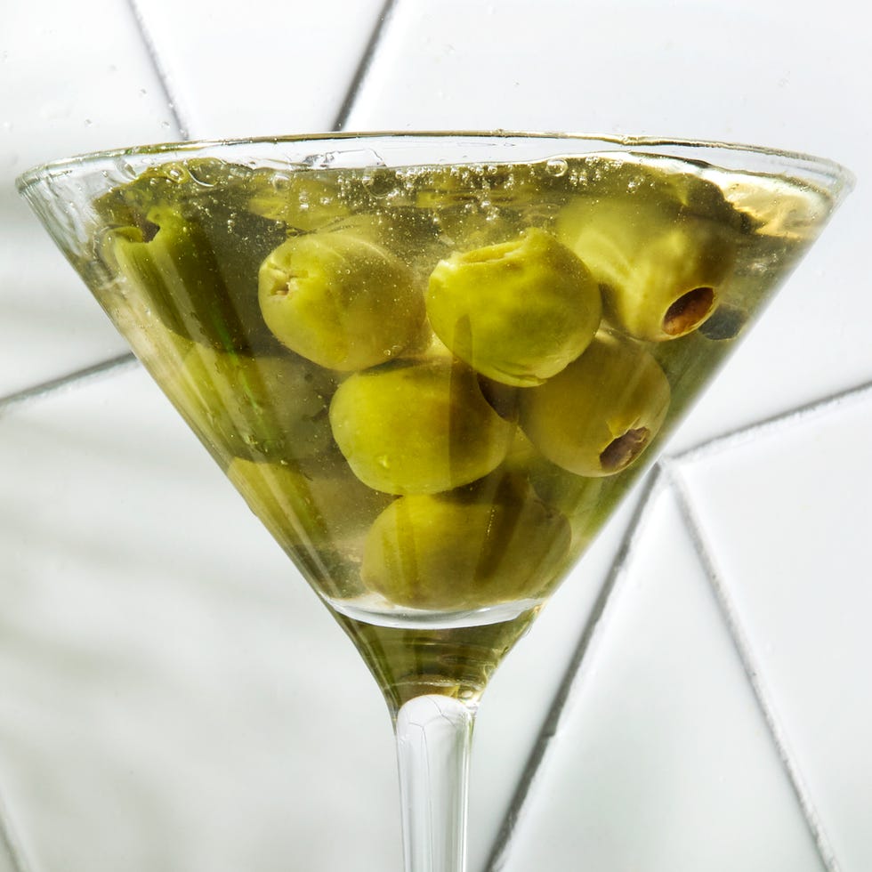 Martini sale parfait avec gin réfrigéré, vermouth sec et saumure d'olive