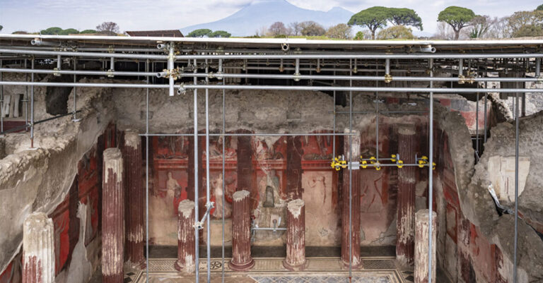 Les archéologues de Pompéi découvrent une frise massive dépeignant l'adoration du Dieu Dieu

