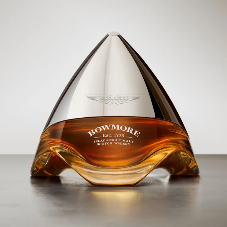 Bowmore révèle le dernier whisky dans Aston Martin Partnership
