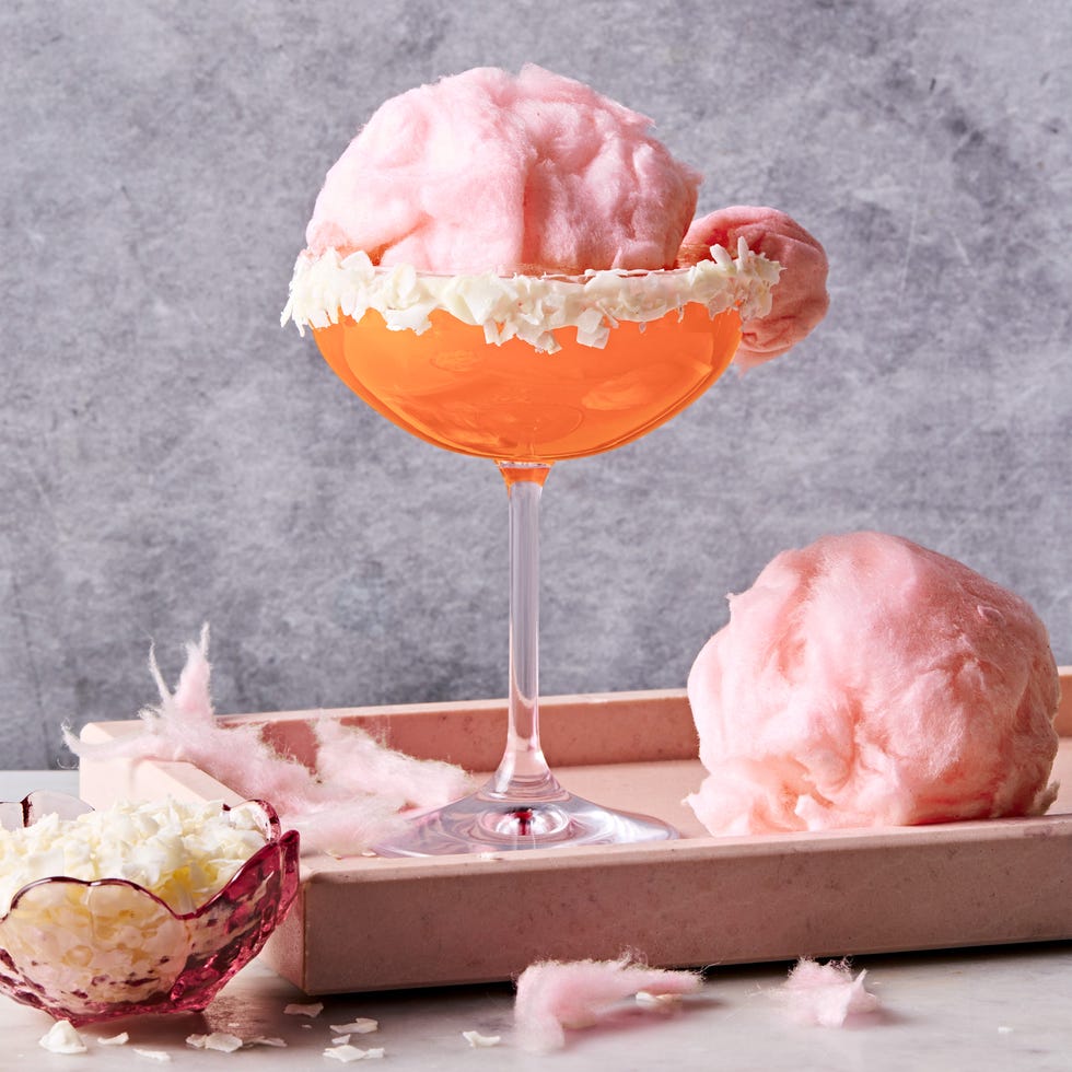 Coton-tuni Cocktail rose avec une jante en flocons de noix de coco et un coton rose flottant